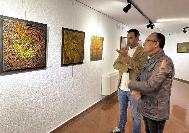 Julián Cesar Gallego expone en Águilas una colección de pintura y talla en madera