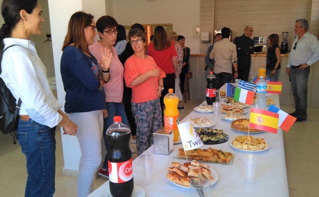 Alumnos y profesores del proyecto eTwinning del IES Rey Carlos III de Águilas realizan una muestra de gastronomía internacional 