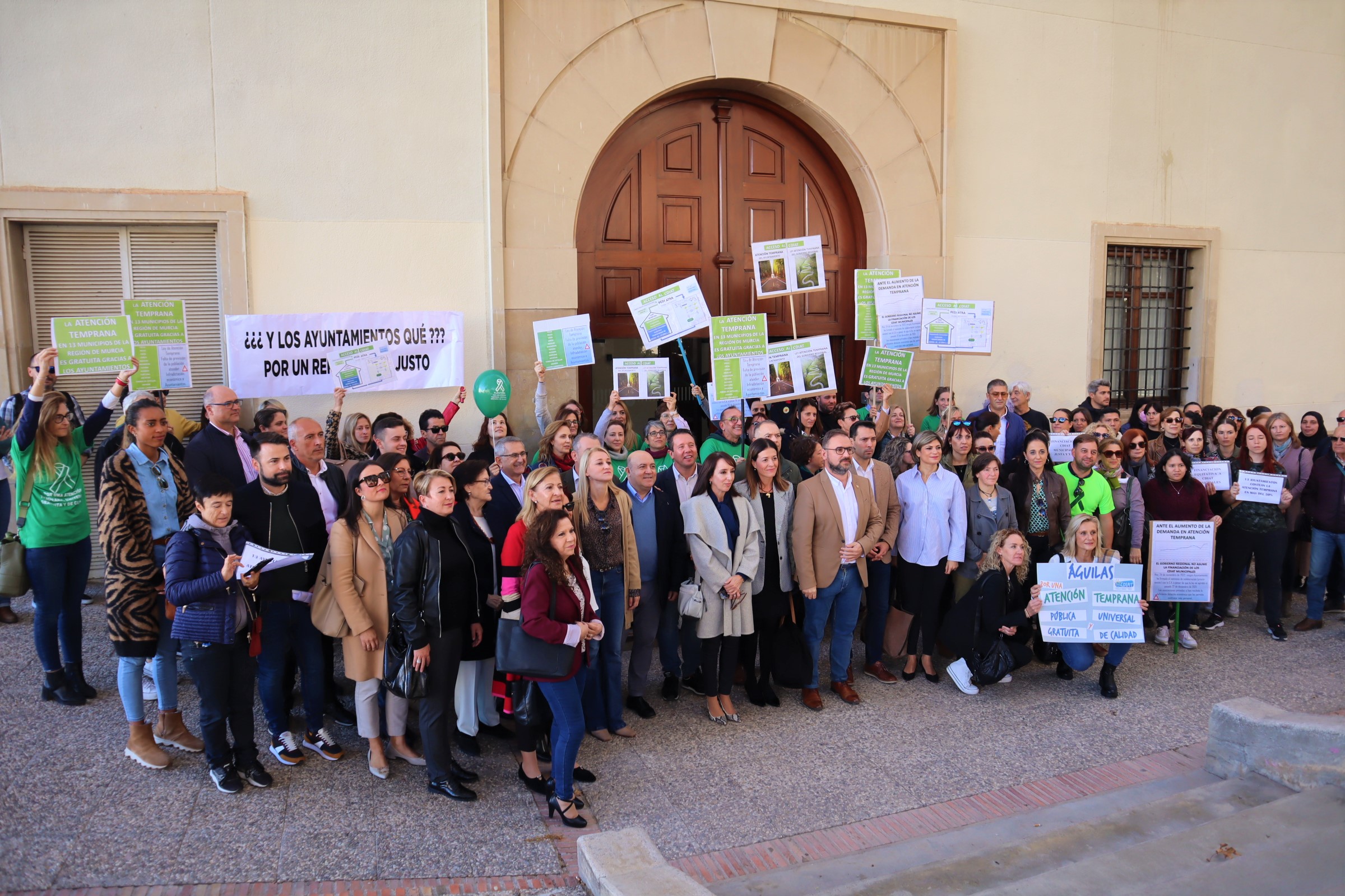 El Ayuntamiento se suma a la concentración de padres y trabajadores del centro de atención temprana “para reclamar mayores recursos para este servicio”