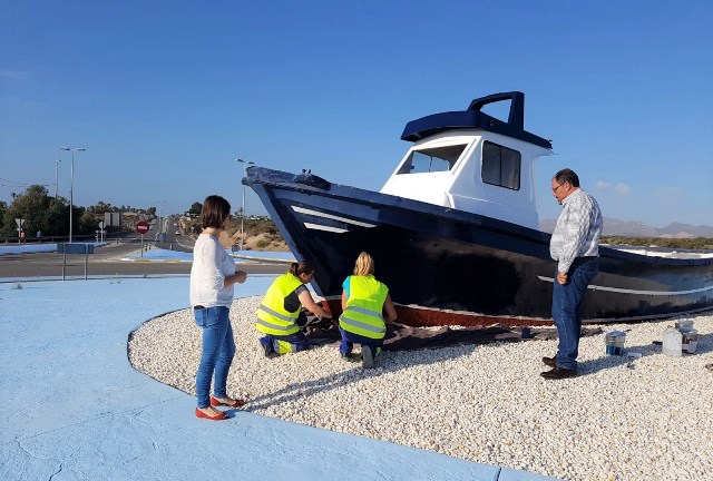 El Ayuntamiento de Águilas mejora la imagen de la rotonda del barco en uno de los accesos al municipio