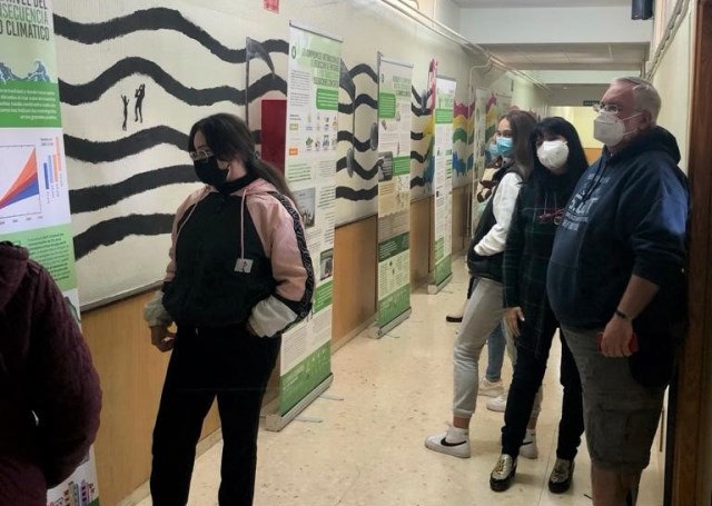 El Ayuntamiento de Águilas pone en marcha una exposición sobre el cambio climático en el IES Alfonso Escámez