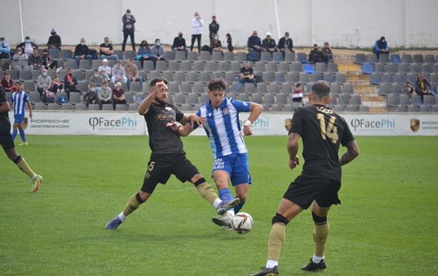 El Águilas sigue gafado cara a gol y pierde con polémica un partido en el que por fases fue muy superior al Intercity