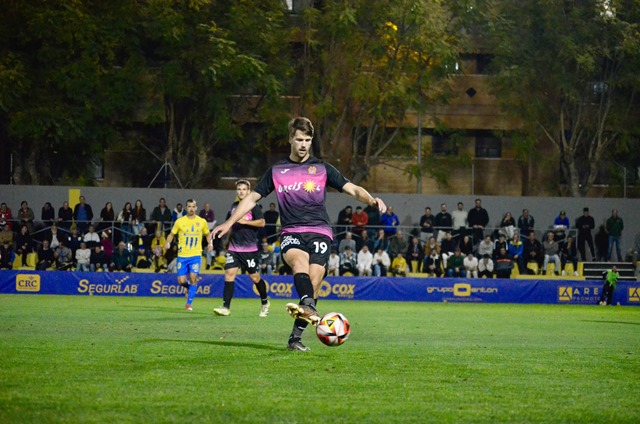 El Águilas sucumbe ante su falta de gol y pierde en Orihuela un partido frenético en el que se adelantó en el marcador