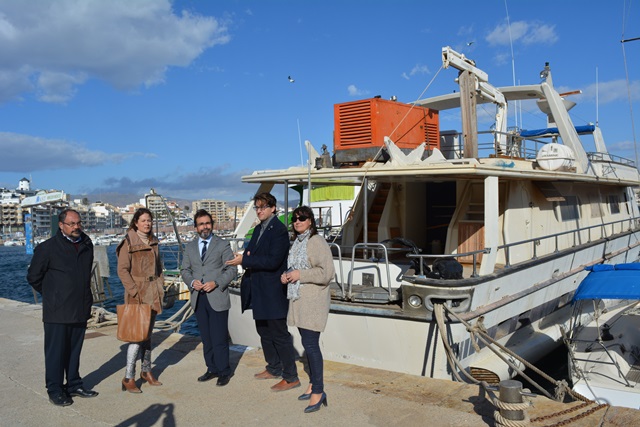 Fomento desarrolla actuaciones para llevar a tierra el yate Jazmine, abandonado en el puerto de Águilas