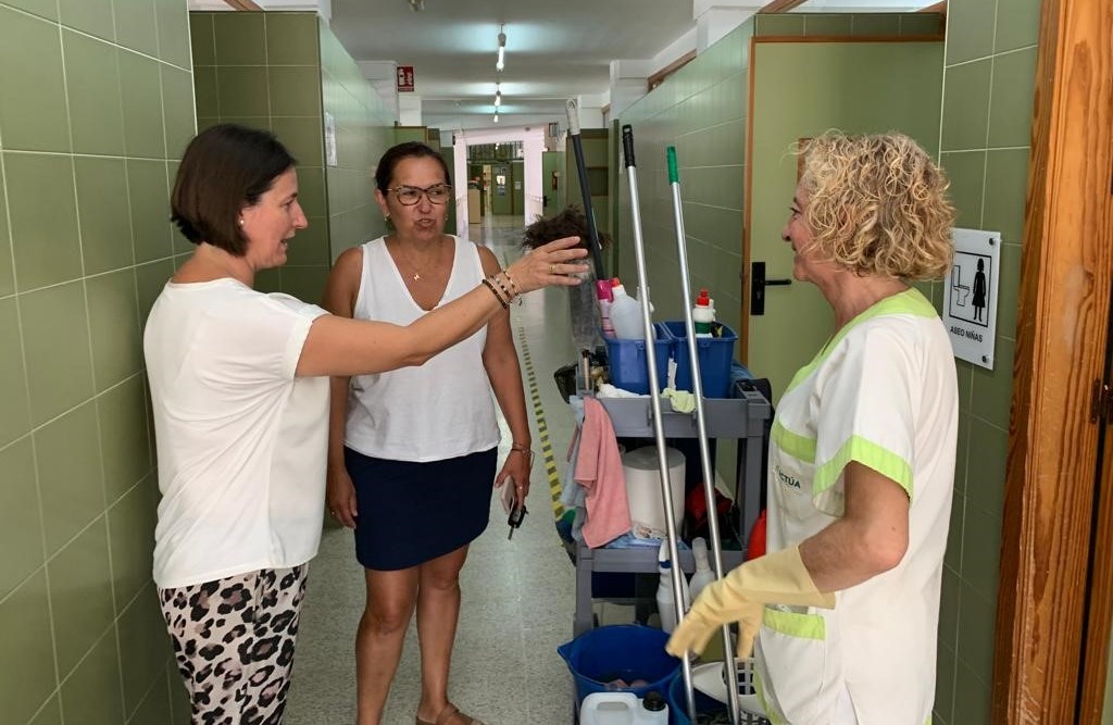 Los servicios de limpieza y jardinería ultiman los trabajos de puesta a punto de los colegios aguileños