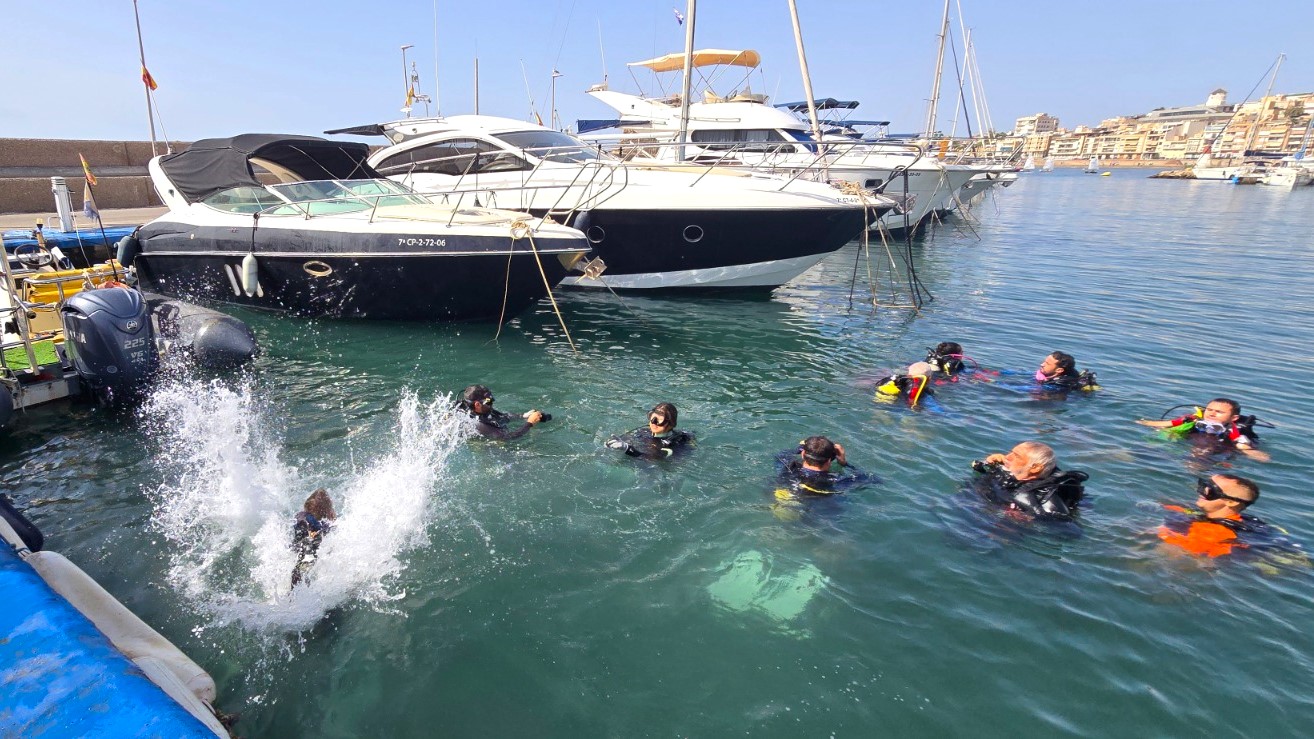 Una treintena de voluntarios limpian los fondos del Club Náutico de Águilas dentro de la campaña 'Cuidando el Mar 2026'