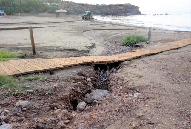  Los servicios de limpieza se afanan por devolver la normalidad a las playas de Águilas 