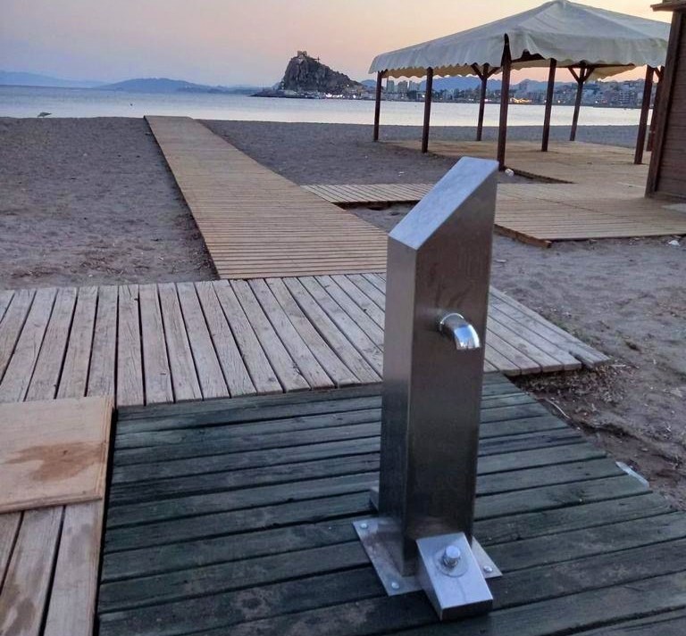  La playa de Las Delicias ya cuenta con nuevos lavapiés a pedal