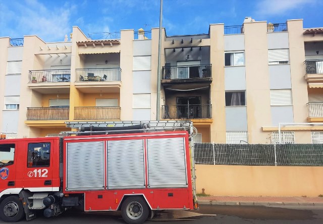 Los Bomberos apagan un incendio declarado esta mañana en el balcón de una vivienda en Águilas
