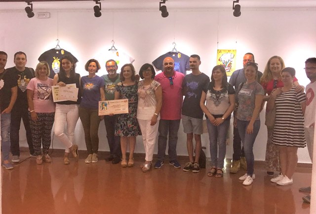 La segunda exposición ‘Artistas en Camiseta’ logra recaudar 3.000 euros para Asteamur