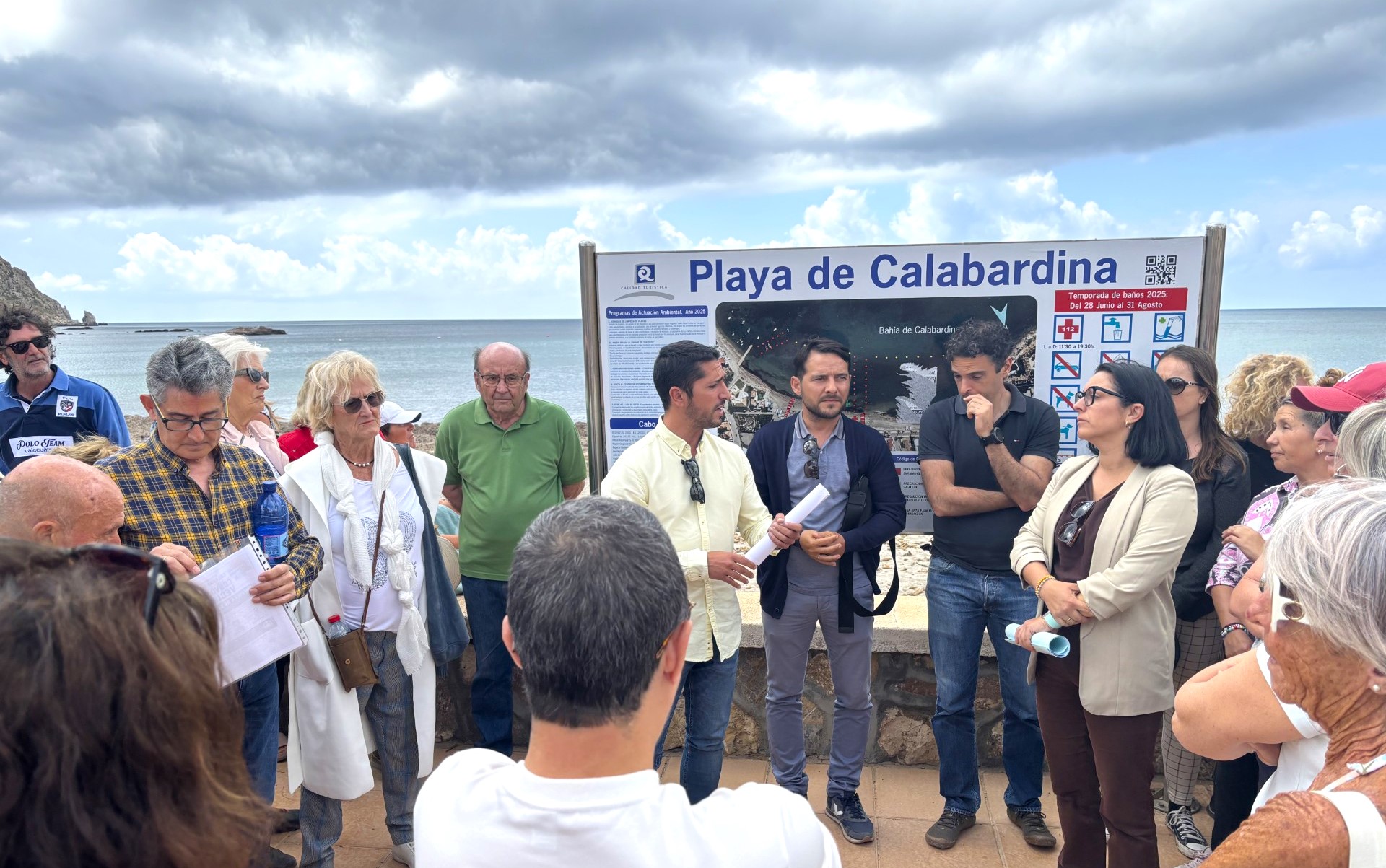 Este jueves comienzan a retirarse los restos de posidonia de las playas de Calabardina y La Cola