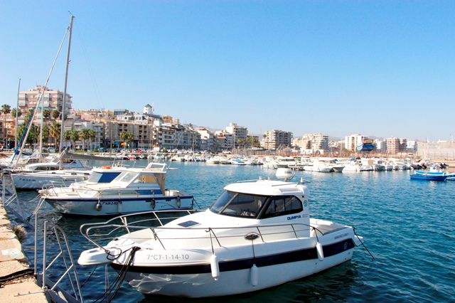 La Guardia Civil rescata del agua a una mujer en el puerto pesquero de Águilas 