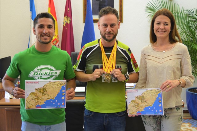 La alcaldesa de Águilas y el edil de Deportes reciben al Campeón de España de Orientación en Bicicleta de Montaña 