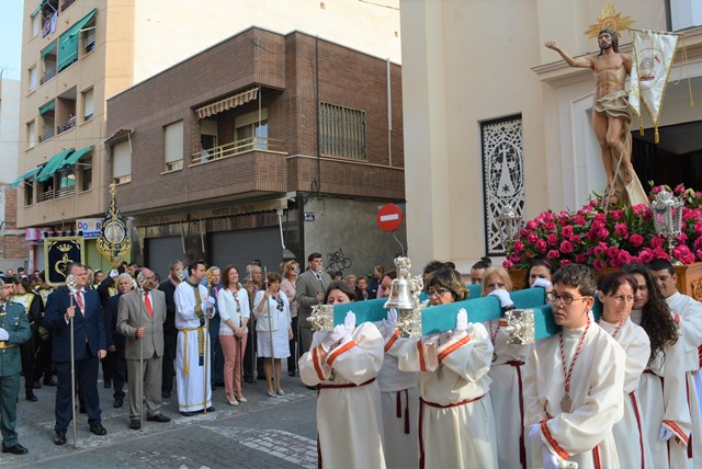La imagen del Resucitado recorre las calles de Águilas en la última de las procesiones de Semana Santa