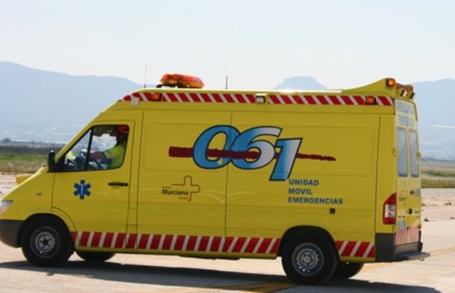 Trasladan al hospital a un trabajador del campo, herido muy grave, tras ser atropellado por un tractor en Águilas