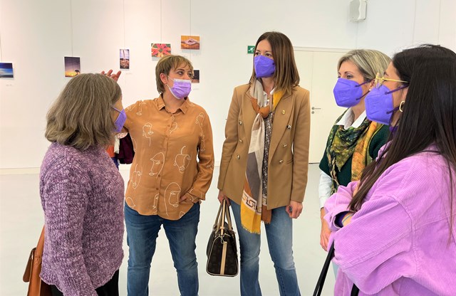 El auditorio de Águilas acoge la exposición fotográfica “Miradas de mujer”