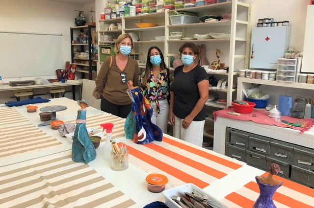 Una decena de mujeres participan en el taller de cerámica puesto en marcha por Igualdad