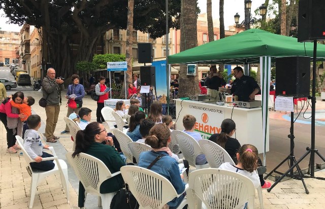 Los chefs Juan Fco. Paredes y Francisco Pérez realizan un show cooking en la Plaza de España dentro de la actividad ‘Pescados con Arte’