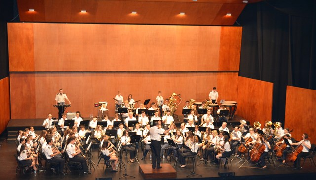 La banda escuela del Patronato Musical pone en pie al público del Auditorio