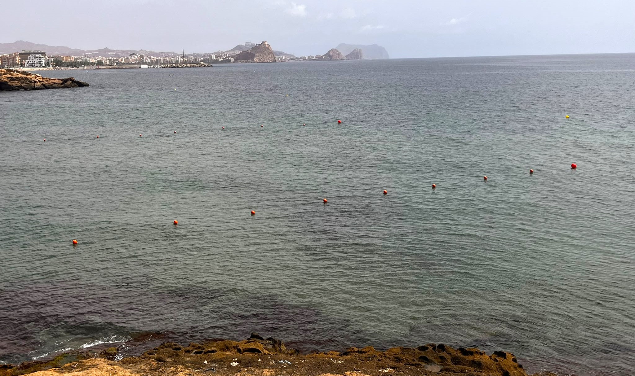 El Ayuntamiento instala dos líneas de vida en la playa de Matalentisco para reforzar la seguridad de los bañistas