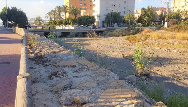 El Ayuntamiento de Águilas inicia el desbroce y limpieza de ramblas en previsión de lluvias torrenciales