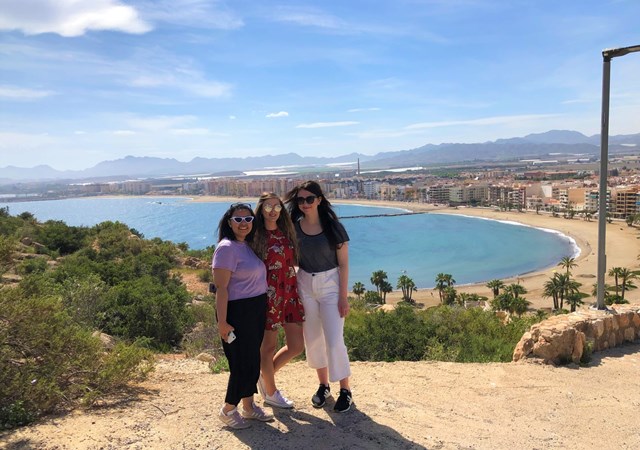 El principal operador 'on line' de vacaciones de playa en Reino Unido visita Águilas para reforzar el flujo de turismo británico 