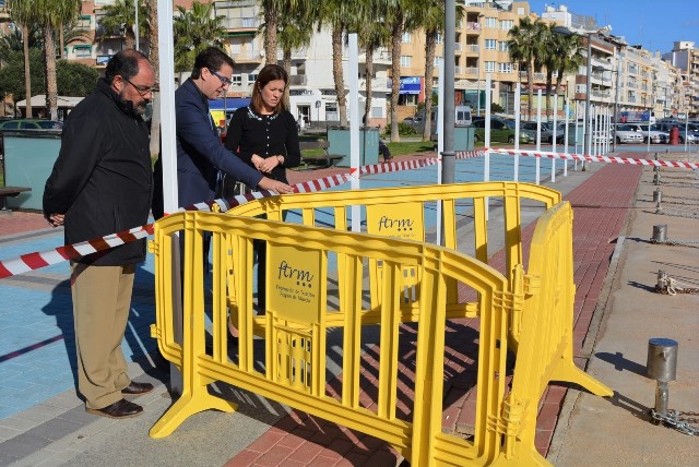 La alcaldesa traslada a la Dirección General su disconformidad con el vallado instalado en el puerto de Águilas