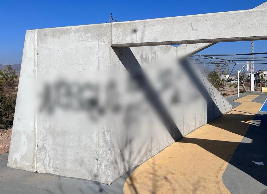 Policía Local sorprende a un joven tras realizar una “firma” con spray que coincidía con otras 28 realizadas en parques, mobiliario público y edificios privados
