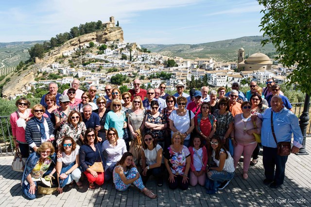 Miembros de la Asociación Amigos de la Cultura y de la Cofradía Virgen de los Dolores de Águilas visitan Granada y Montefrío