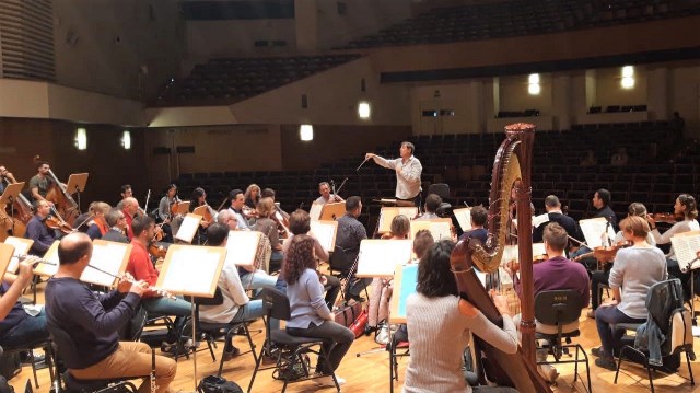 El compositor y director Salvador Brotons se pone al frente de la Sinfónica de la Región de Murcia en el Auditorio de Águilas