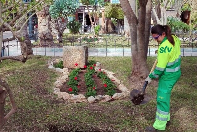 El Ayuntamiento de Águilas realiza un aporte de abono orgánico para proteger más de 50.000 metros cuadrados de césped en el municipio 