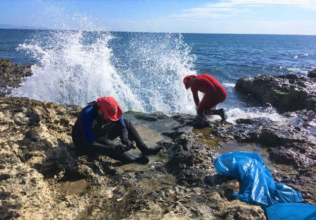 Voluntarios de Cruz Roja de Águilas y Santomera retiran 250 kilos de residuos en las inmediaciones de la Torre de Cope 