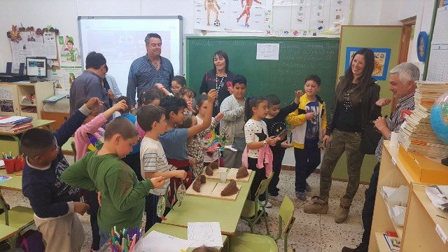 La Concejalía de Medio Ambiente de Águilas y alumnos del colegio Mediterráneo desarrollan la campaña ‘Un hogar para las golondrinas’