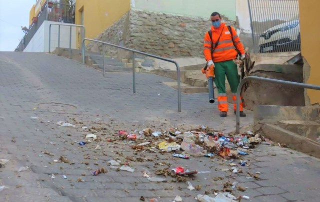 El Ayuntamiento de Águilas realiza una actuación de limpieza en profundidad en la zona del “Monte Calvario”