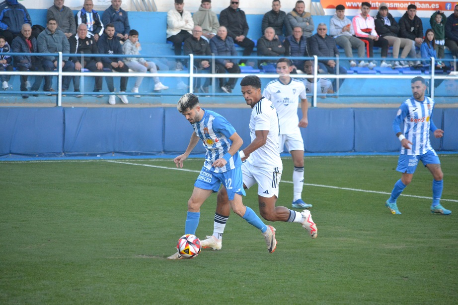 Un gol de Isi Ros redirige al Águilas a la senda de la victoria y permite a los blanquiazules llegar al ecuador de la temporada en tercera posición