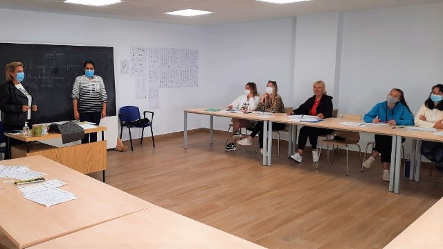 Cáritas desarrolla en Águilas un taller de clases de español y alfabetización de personas adultas