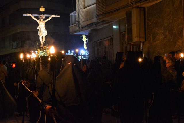 Sobrecogedor silencio al paso del Cristo de la Agonía en Águilas
