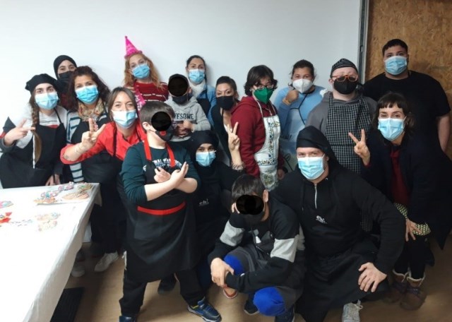 Cáritas Parroquial de San José y Águilas Down celebran un taller conjunto de galletas decoradas a mano