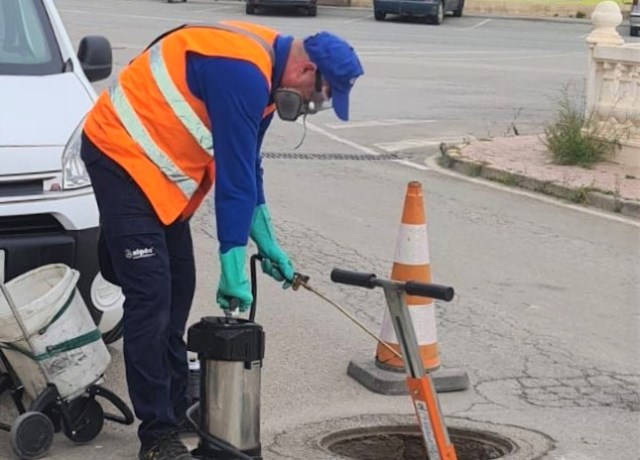 El Ayuntamiento de Águilas pone en marcha una campaña de desinsectación de la red de alcantarillado