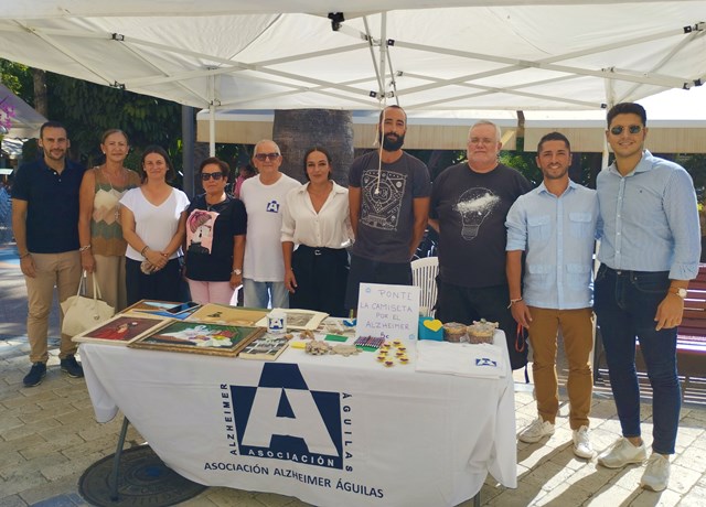 La asociación Alzheimer instala una mesa informativa en la Plaza de España de Águilas