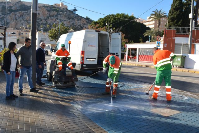 El Ayuntamiento de Águilas activa un operativo de limpieza destinado a retirar chicles de las aceras