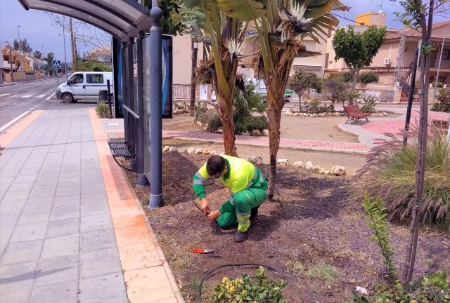 El Ayuntamiento recoloca más de dos mil metros de tubería de riego en distintas zonas verdes de Águilas