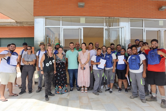 Los participantes en el PMEF de jóvenes beneficiarios de Garantía Juvenil reciben sus contratos laborales
