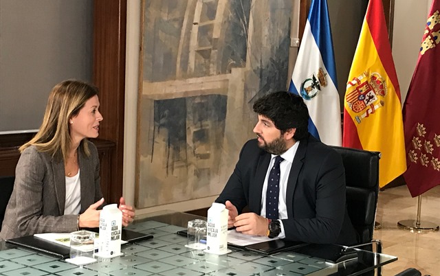 Moreno pide al presidente la aprobación del PGOU, mejoras sanitarias y educativas y una rotonda entre Calabardina y Marina de Cope 