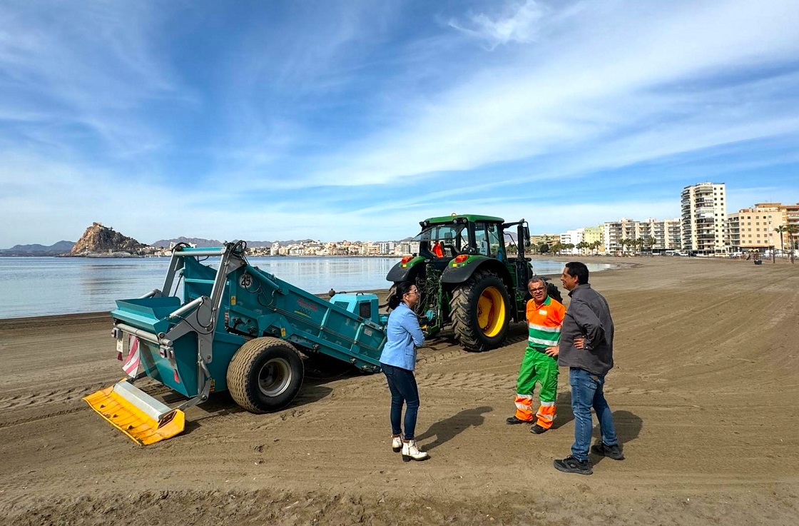 Puesta a punto de las playas de Águilas de cara a la Semana Santa