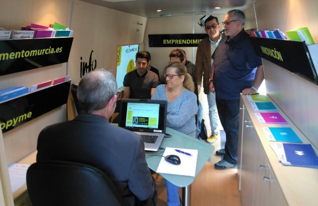 Los estudiantes del IES Alfonso Escámez de Águilas participan en una jornada de atención personalizada del INFO