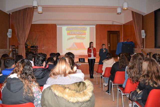 La alcaldesa de Águilas imparte una charla sobre la Constitución al alumnado del colegio María Inmaculada