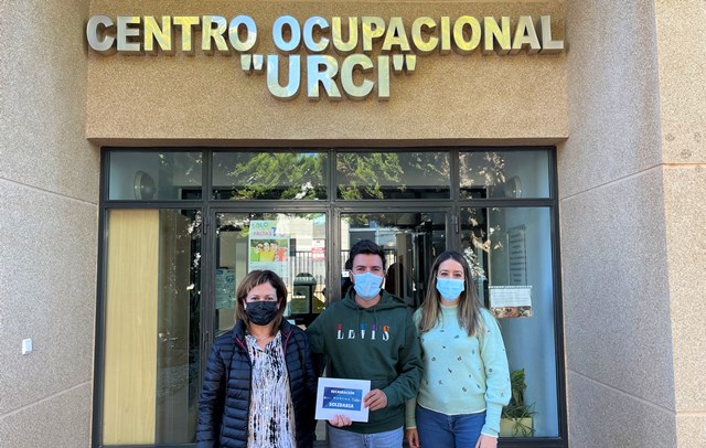 NNGG entrega al Centro Ocupacional Urci un cheque con el dinero recaudado en la ruta solidaria del octubre joven 
