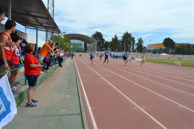 El PP de Águilas  propone incluir en los presupuestos de 2018 una partida para arreglar la pista de atletismo del Polideportivo Municipal