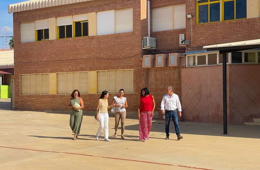 Los servicios de limpieza y jardinería ultiman los trabajos de puesta a punto de los colegios de Águilas